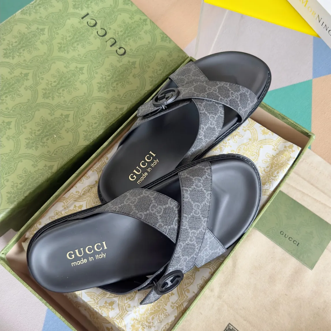 [G Home] Men's Men's Shoes💰: 300💰Size: 38-45 🆕2024Gucci Gucci Summer New Style Double G Presbyopia Flip-flops Cross Sandals Thick Sole Slippers Beach Shoes Original Purchase and Development Production G family's 2024 new summer dark horse items, fashion bloggers at home and abroad have put on the show, and it has become popular on social platforms at home and abroad. Fashionistas must pay for it, and they spend a lot of money to create ingenious craftsmanship and accurately restore every detail. Exquisite packaging at the delivery counter🛍📦 ▪️ Fabric: Original imported double G presbyopic leather ▪️ Lining: Original imported leather ▪️ Sole: Original open molded T men's shoes 💰U outsole ▪️ Bottom thickness: 3CM